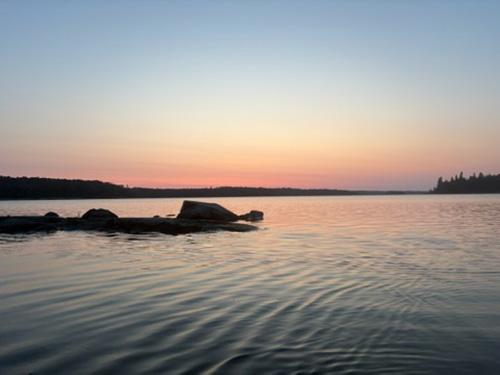 A sunset view over a lake with pastel colors. 